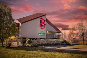 Front of property – evening/night - Red Roof Inn Buffalo - Niagara Airport (Bowmansville)