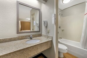 Eco-friendly toiletries, hair dryer, towels, soap - Red Roof Inn Buffalo - Niagara Airport (Bowmansville)