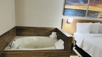 シャワー付き浴槽、水圧マッサージシャワー、バスアメニティ (無料)、ヘアドライヤー