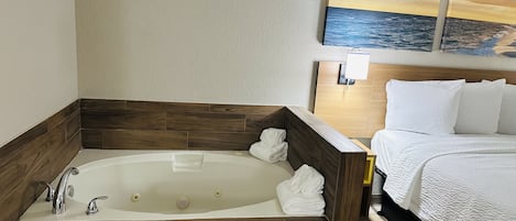 Combined shower/bathtub, hydromassage showerhead, free toiletries