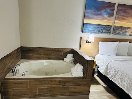 Combined shower/tub, hydromassage showerhead, free toiletries