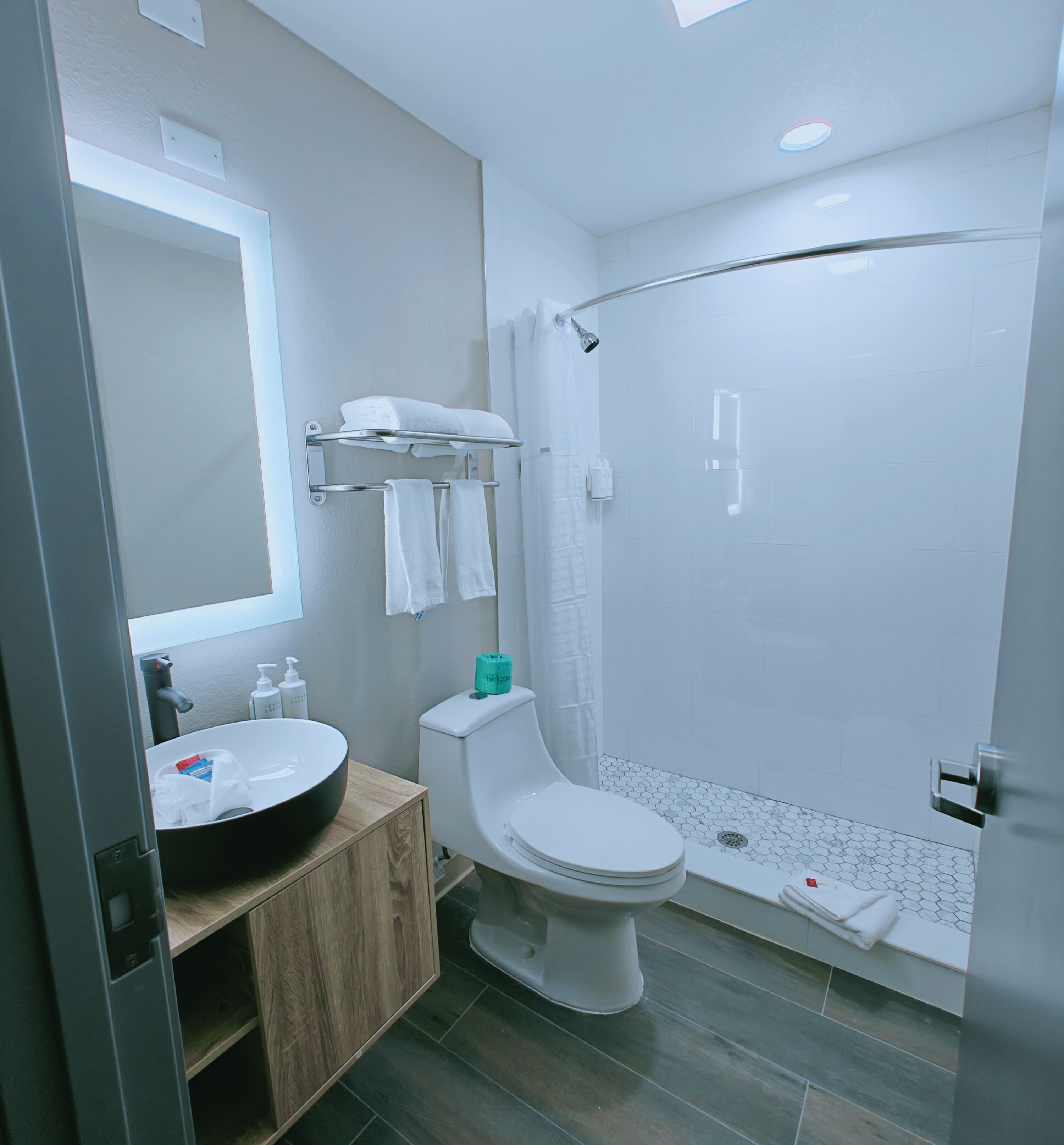 Een bad/douchecombinatie, een hydromassagedouche, gratis toiletartikelen