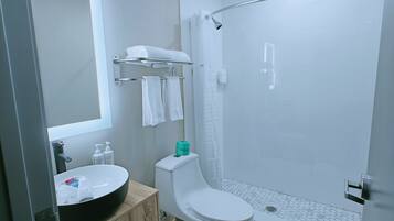 Een bad/douchecombinatie, een hydromassagedouche, gratis toiletartikelen
