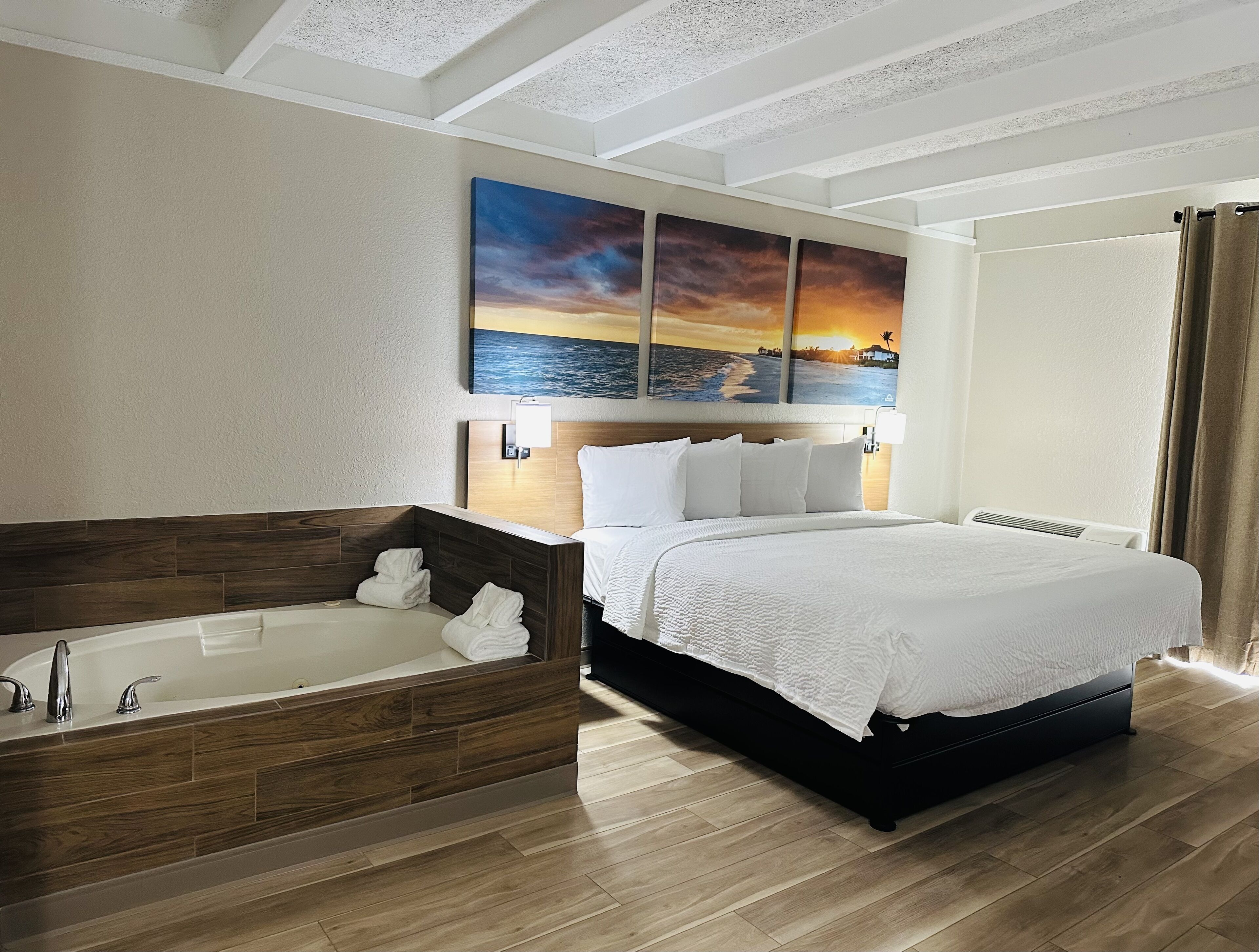 Donsdekens, pillowtop-bedden, een bureau, verduisterende gordijnen