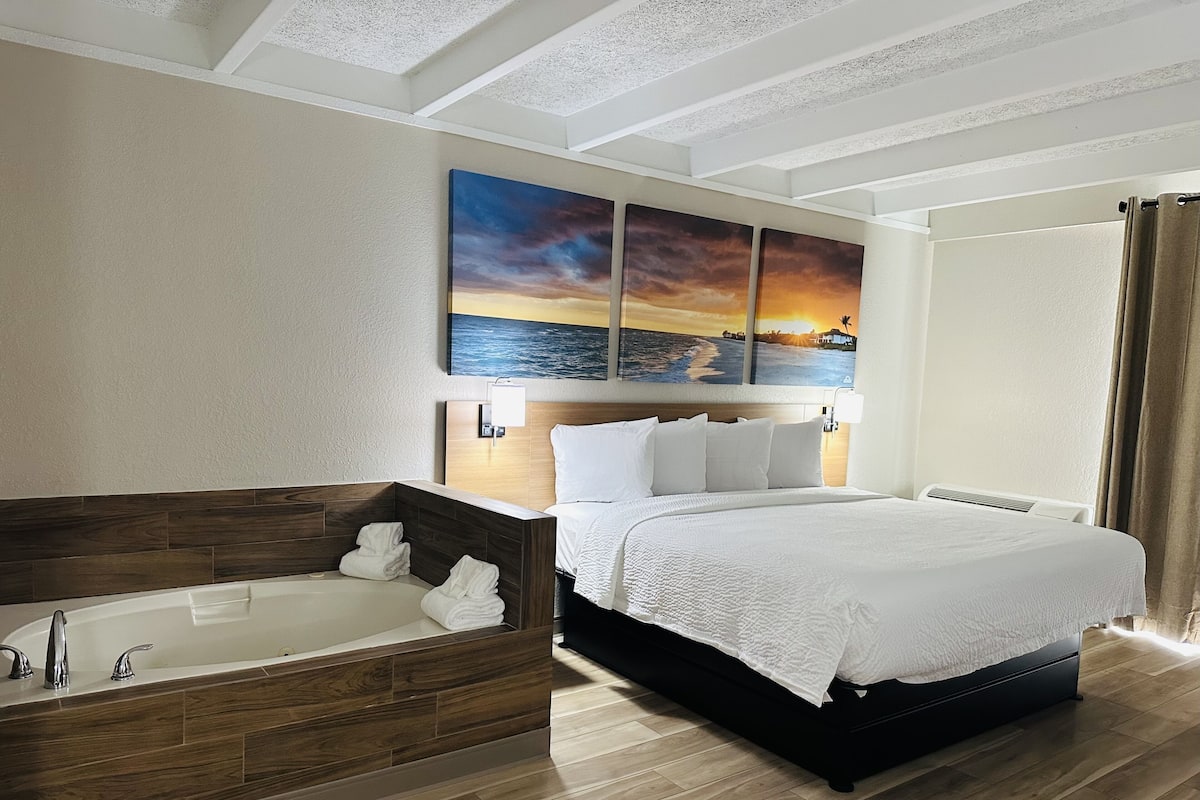 Chăn bông, nệm có lớp đệm bông, bàn, màn/rèm cản sáng