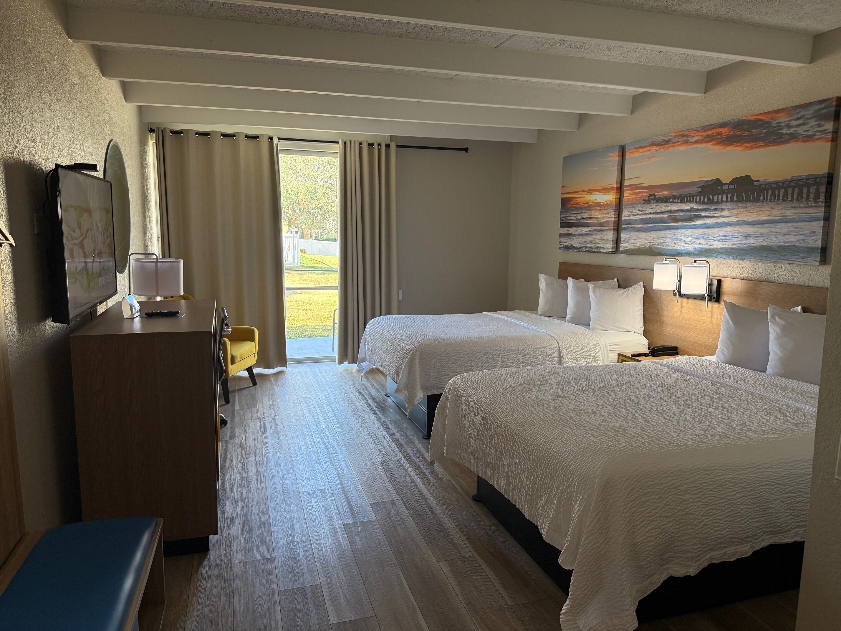 Donsdekens, pillowtop-bedden, een bureau, verduisterende gordijnen