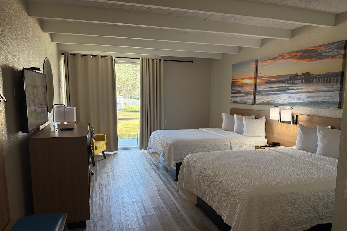 Chăn bông, nệm có lớp đệm bông, bàn, màn/rèm cản sáng