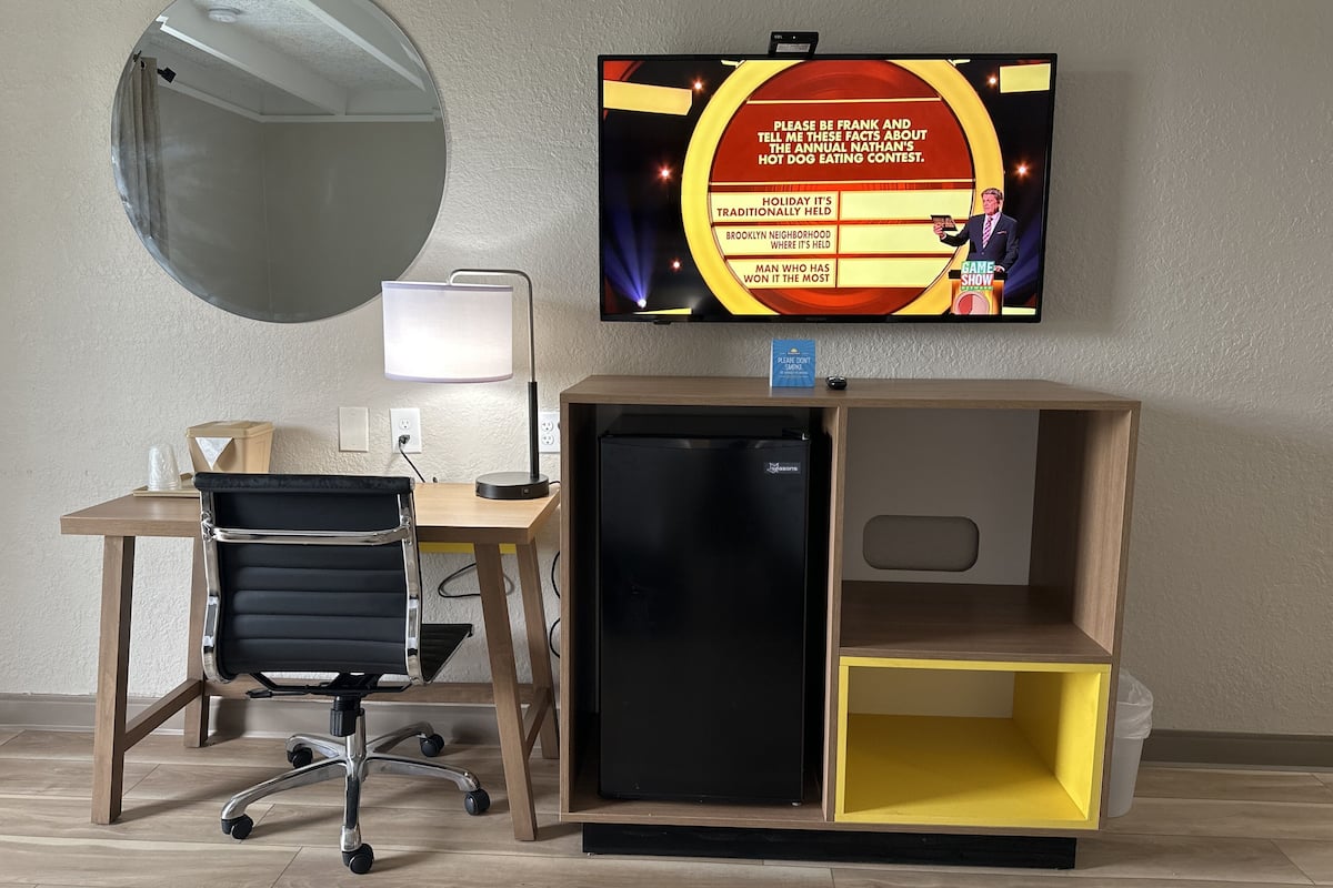 Daunenbettdecken, Pillowtop-Betten, Schreibtisch, Verdunkelungsvorhänge