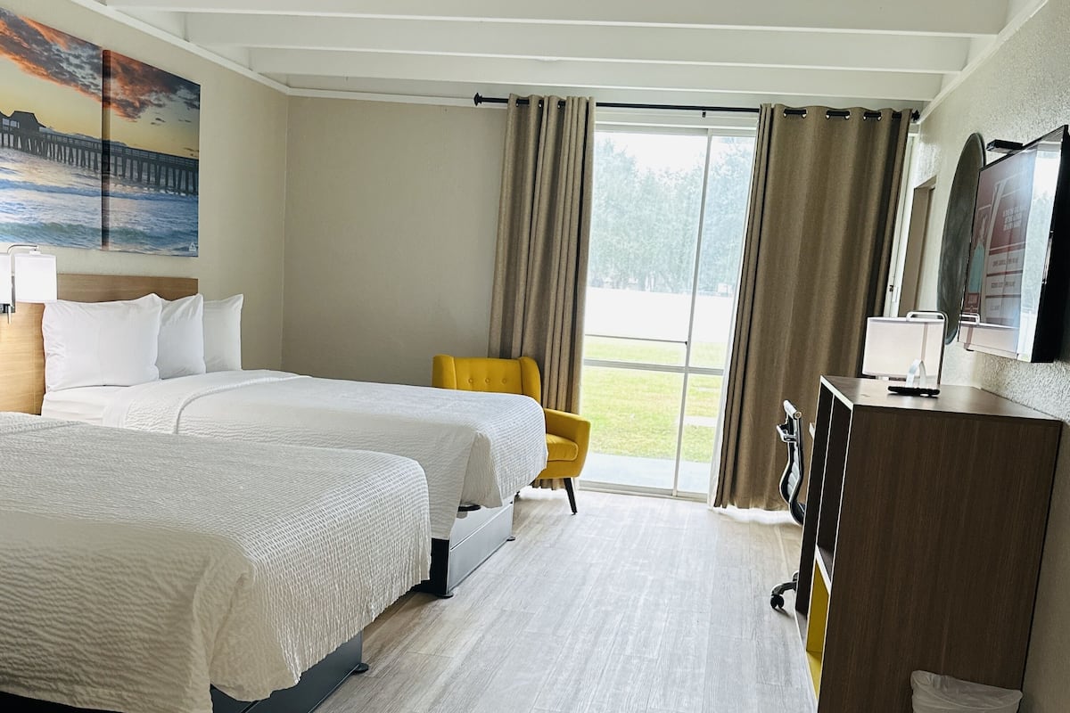 Chăn bông, nệm có lớp đệm bông, bàn, màn/rèm cản sáng