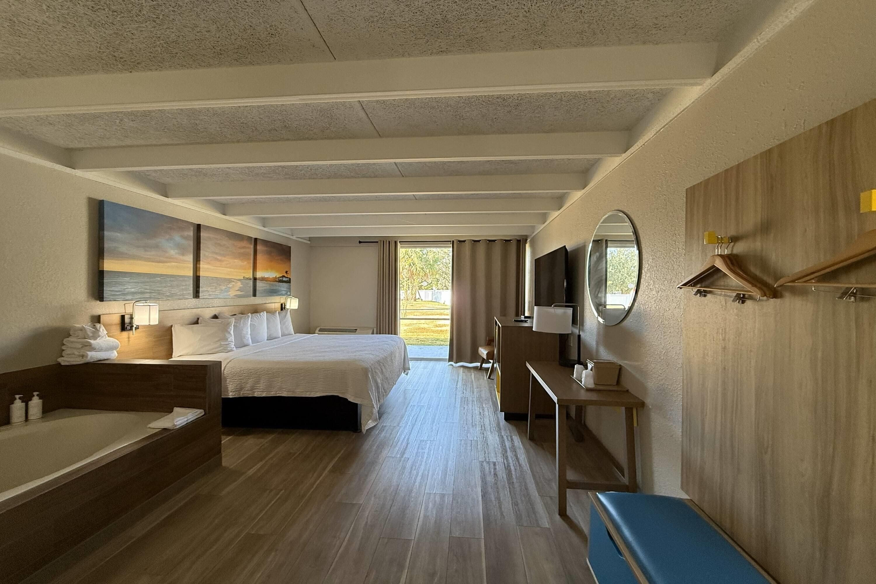 Deluxe Suite, 1 King Bed, Non Smoking | Down comforters, pillowtop beds, desk, blackout drapes