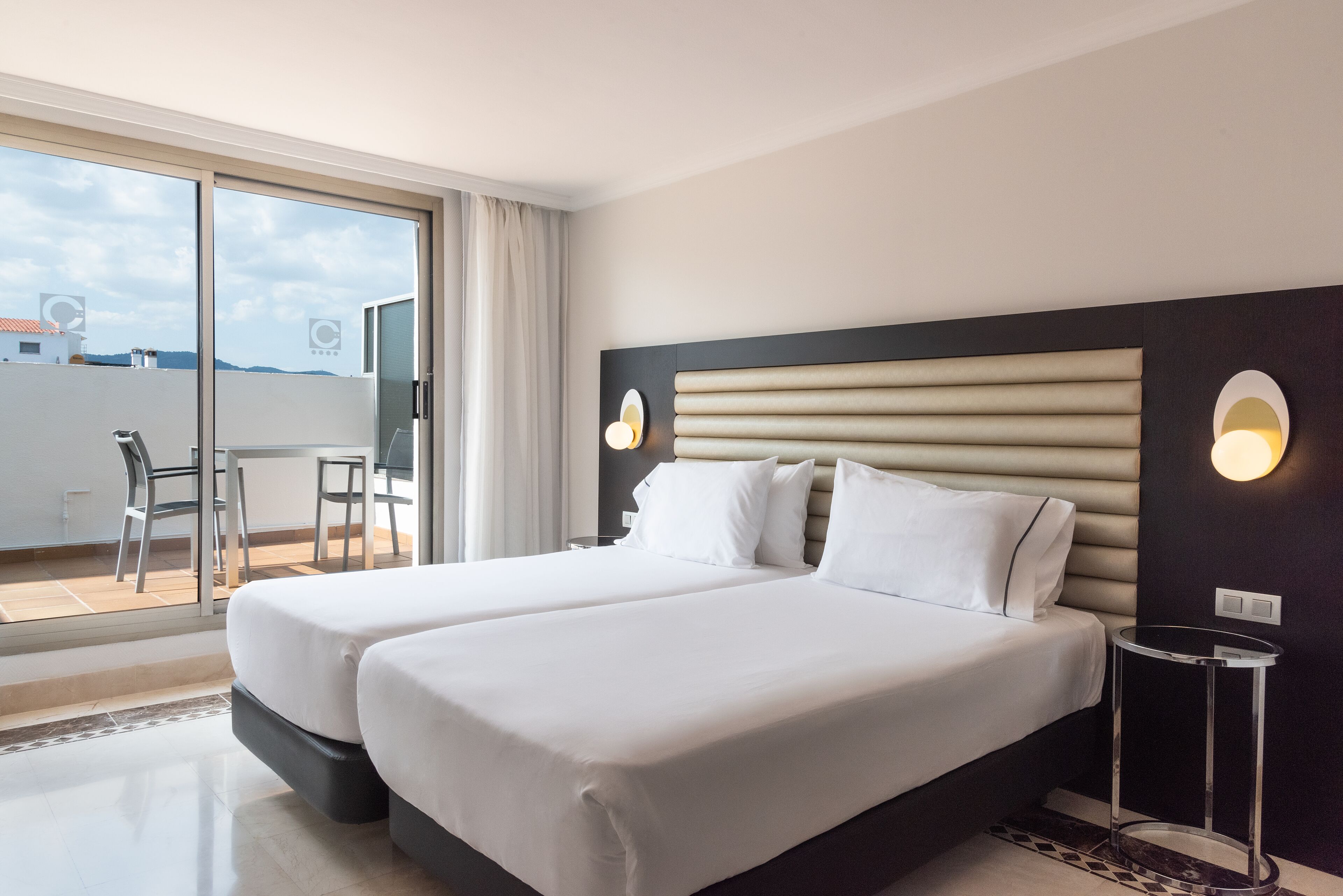 Chambre Double ou avec lits jumeaux, terrasse | Minibar, coffres-forts dans les chambres, bureau