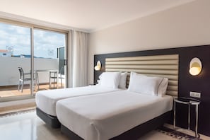 Habitació doble o amb dos llits individuals, terrassa | Minibar, caixa forta a l'habitació i escriptori