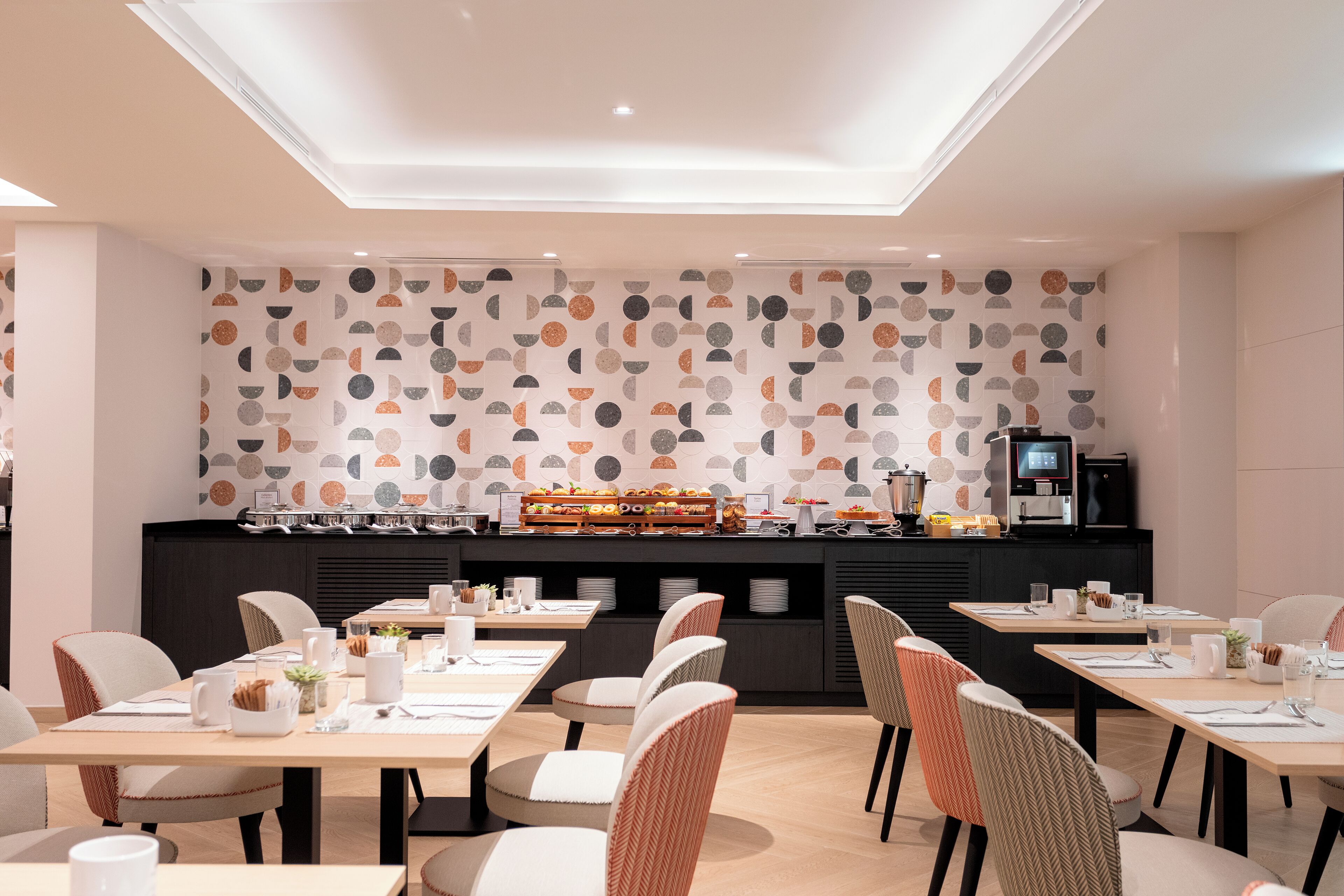 Tägliches Frühstücksbuffet gegen Gebühr