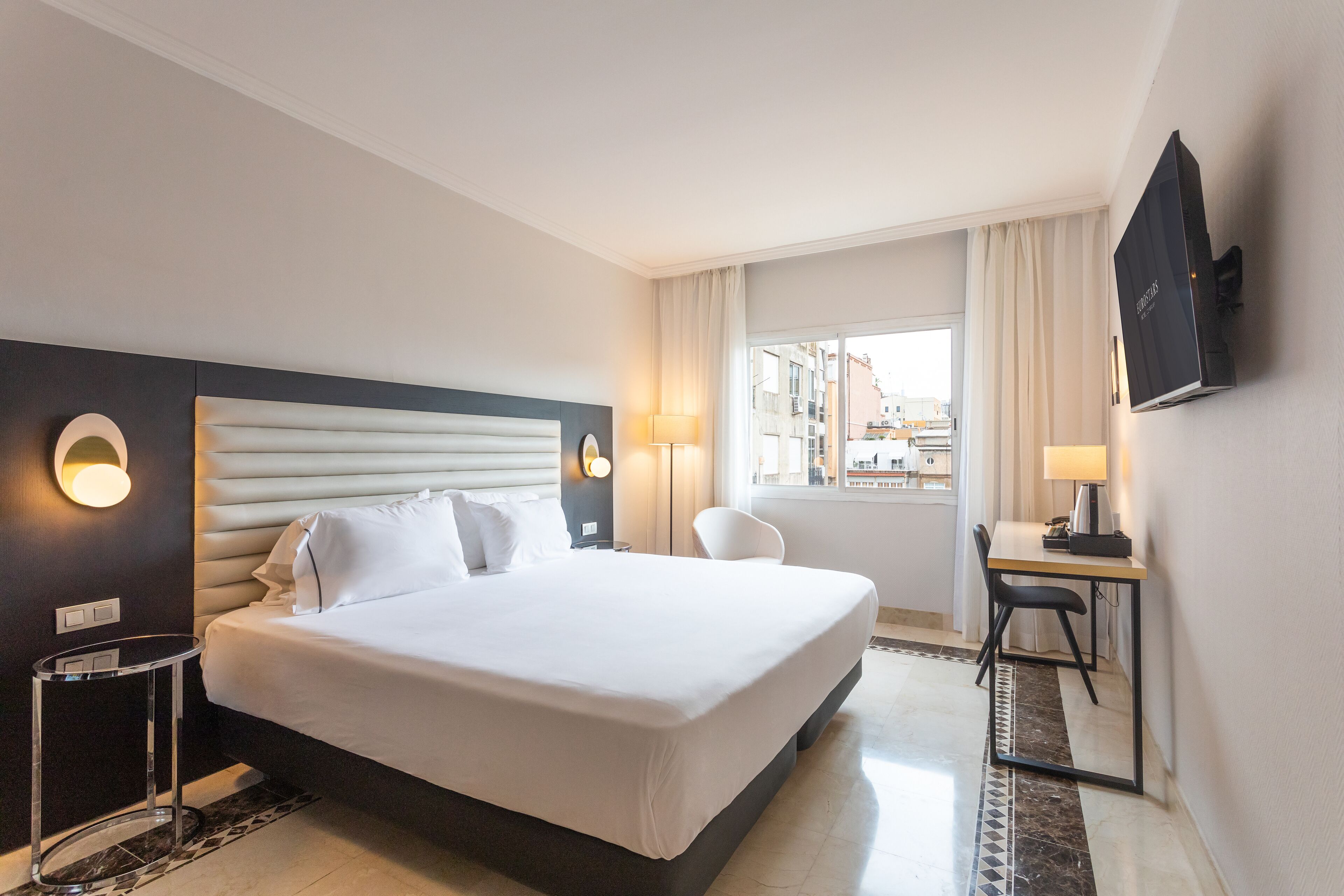 Double Room | Minibar, in-room safe, desk, iron/ironing board