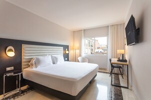 Minibar, caja de seguridad en la habitación y escritorio 