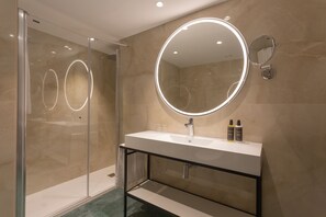 Shower, eco-friendly toiletries, hair dryer, bathrobes - Eurostars Cristal Palace (Barcelona)
