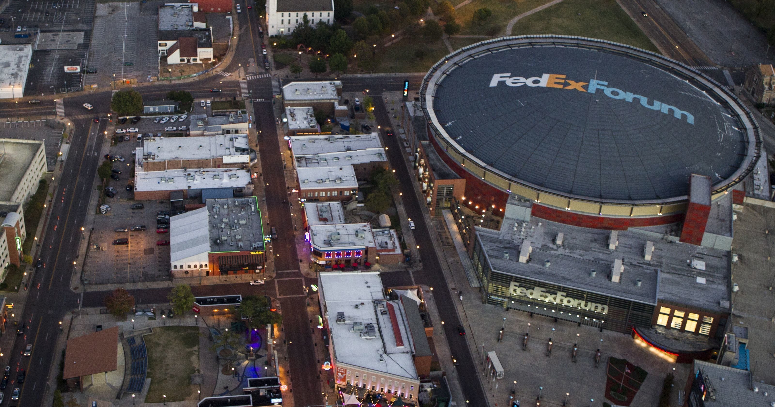 Vue aérienne d’une ville avec un grand bâtiment circulaire portant l’inscription « FedExForum ».