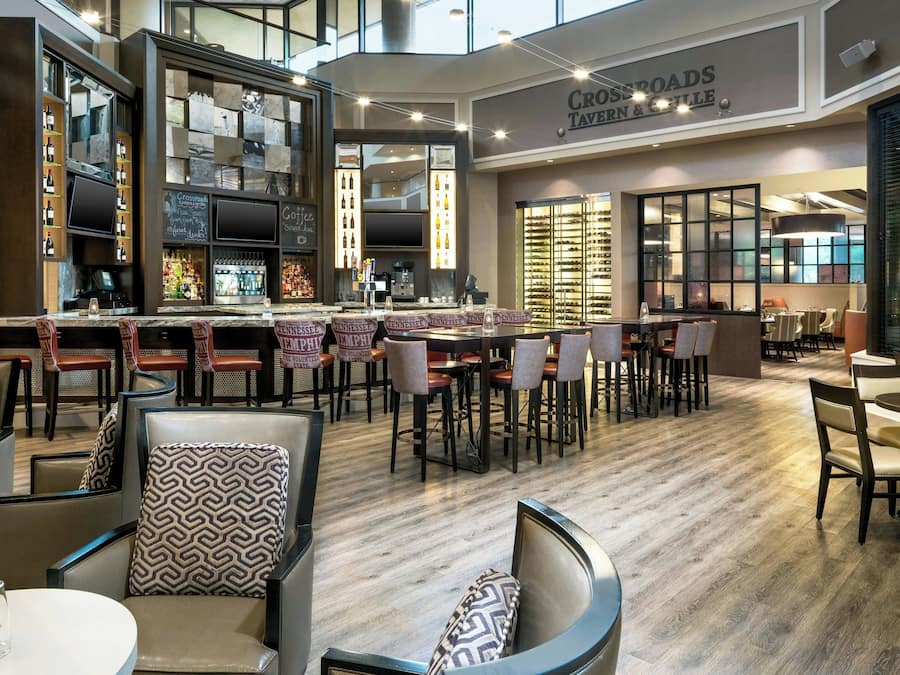 Déjeuner, dîner et souper servis sur place; cuisine méridionale