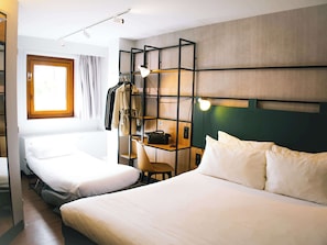 Chambre Standard, 1 lit double et 1 canapé-lit | Coffres-forts dans les chambres, bureau