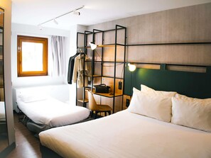 Standardzimmer, 1 Doppelbett und Schlafsofa | Zimmersafe, Schreibtisch, laptopgeeigneter Arbeitsplatz