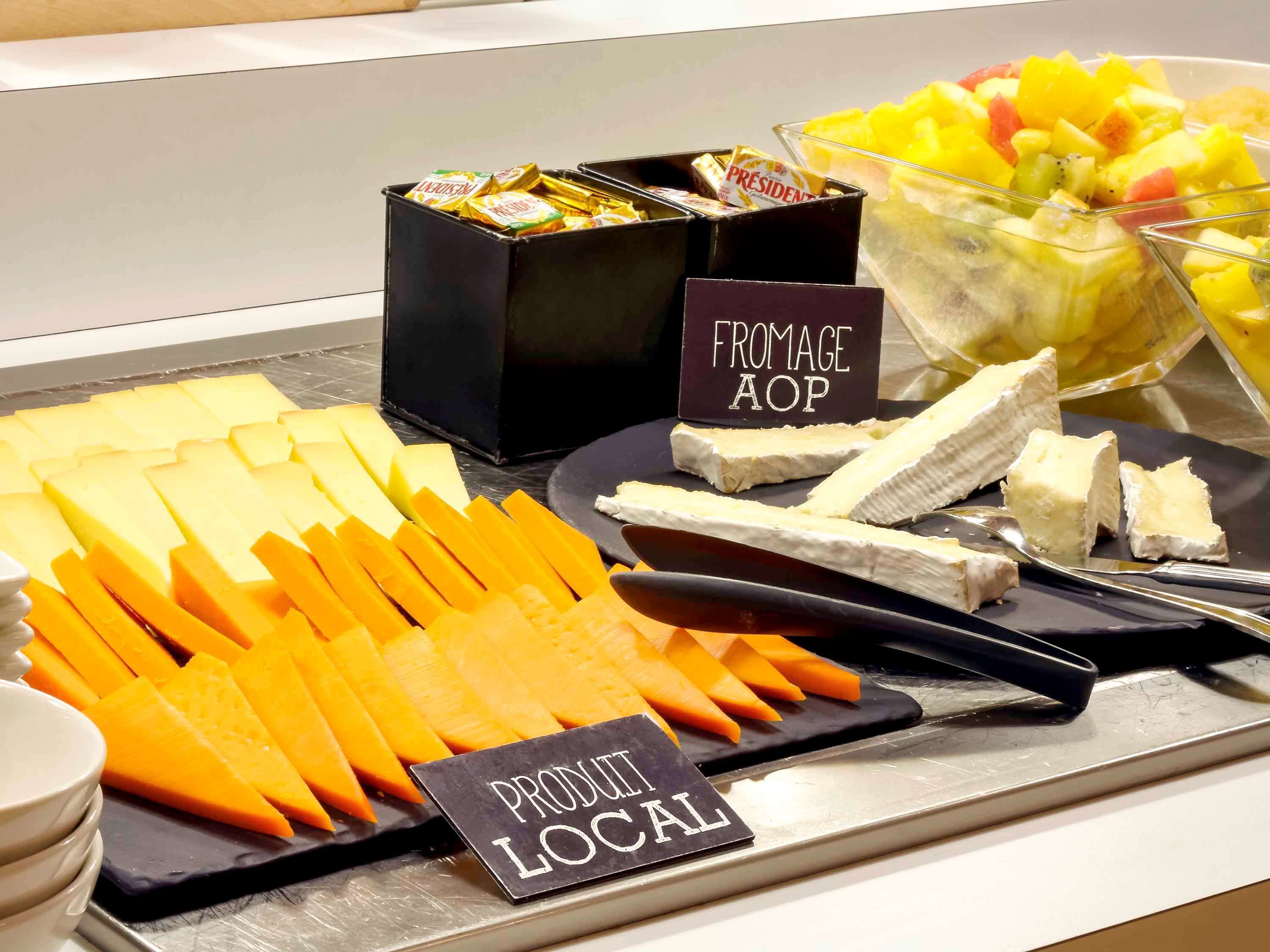 A cheese and fruit display with labels indicating 'FROMAGE AOP' and 'PRODUIT LOCAL'.