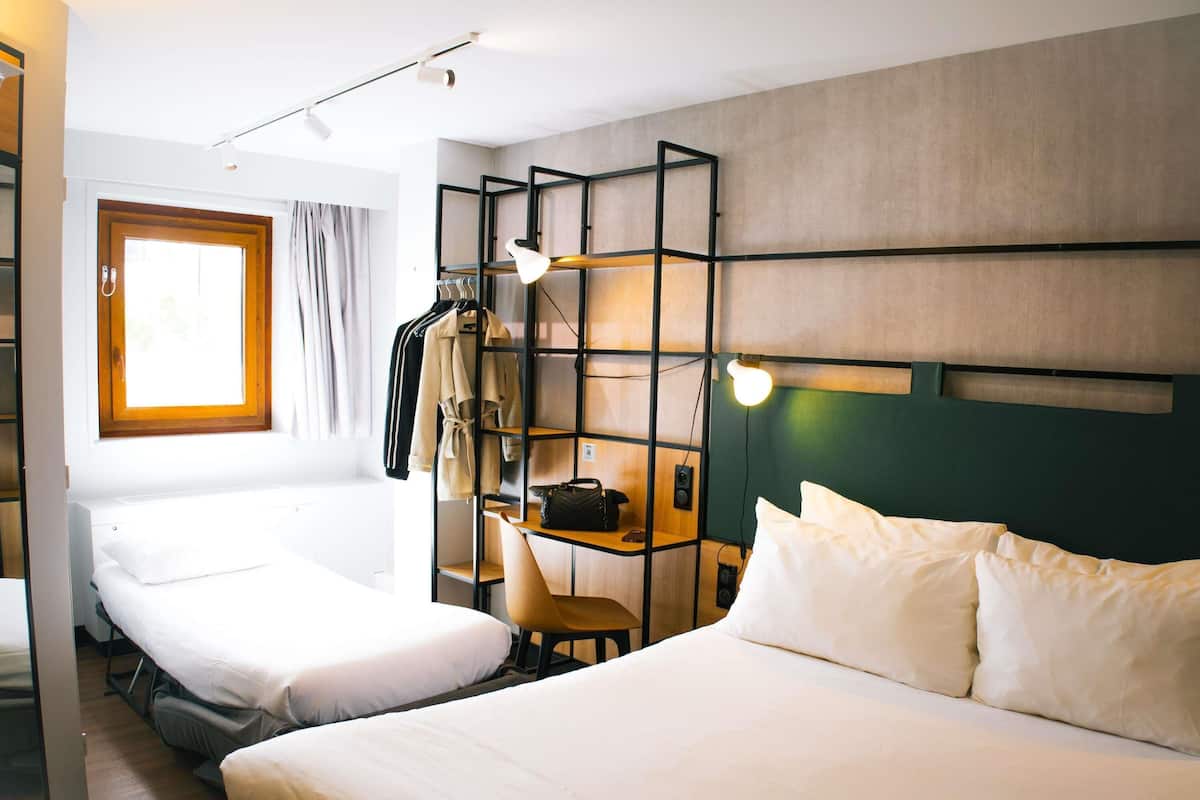 Habitación estándar, 1 cama doble con sofá cama | Caja fuerte, escritorio, espacio para trabajar con un portátil