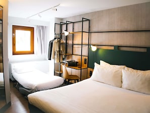 Habitació estàndard, 1 llit doble i sofà llit | Caixa forta a l'habitació i escriptori