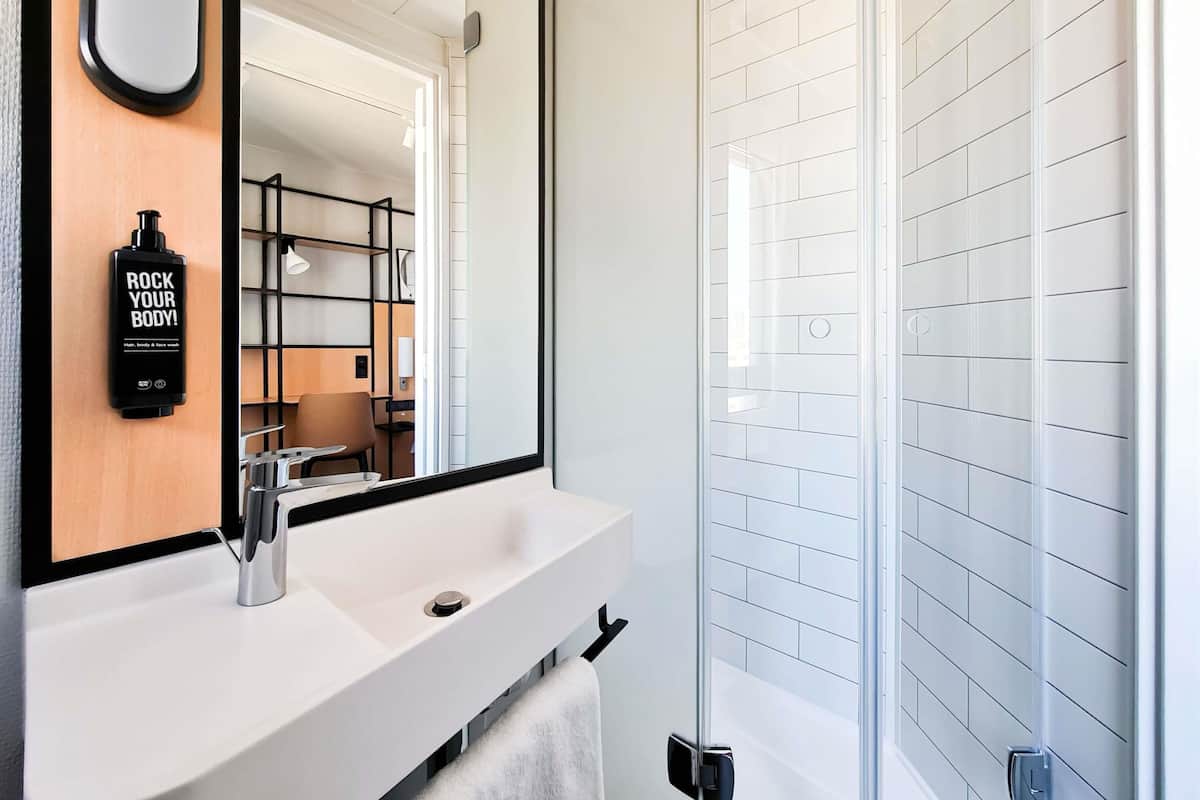 淋浴设施、环保洗浴用品、吹风机、毛巾