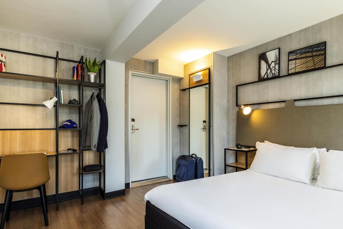 Standard Room, 1 Double Bed | In-room safe, desk, laptop workspace, iron/ironing board