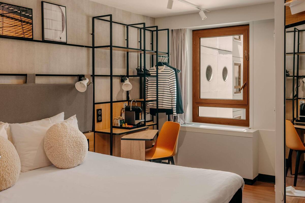 Comfort Room, 1 Double Bed | In-room safe, desk, laptop workspace, iron/ironing board (on request)