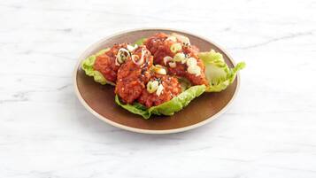 Un plato con alimentos sobre una superficie de mármol.