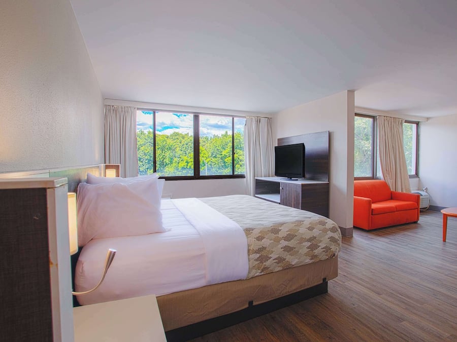 Brankas, meja kerja, tirai kedap cahaya, dan setrika/meja setrika