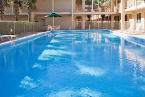 Una piscina al aire libre