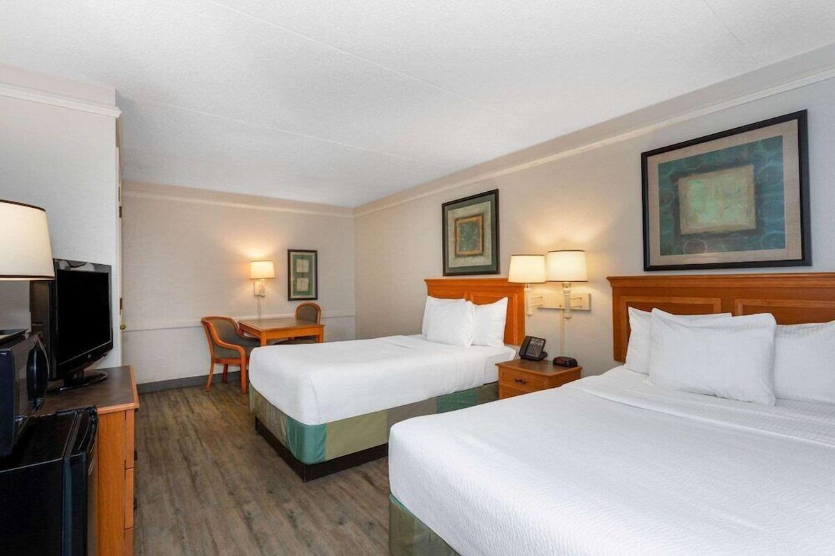 Luxe beddengoed, pillowtop-bedden, een bureau, verduisterende gordijnen