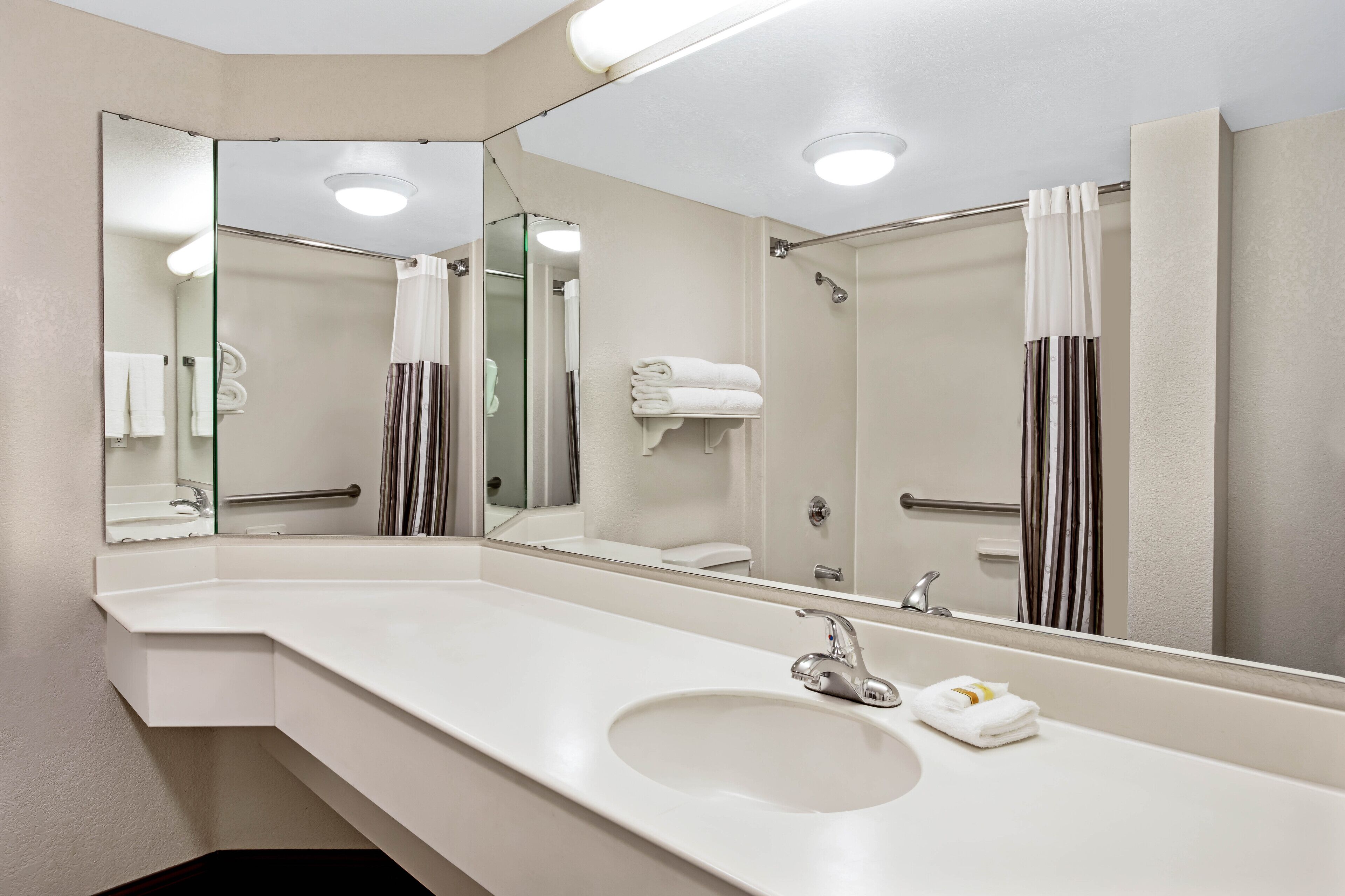 Combined shower/bathtub, free toiletries, hair dryer, towels