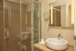 Suihku, ilmaiset hygieniatuotteet, hiustenkuivaaja, pyyhkeet