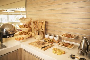 Desayuno buffet diario (EUR 21 por persona)