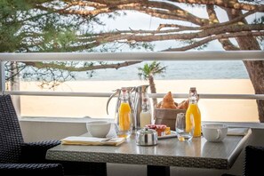 In-room dining - Hôtel Le B d’Arcachon by Inwood Hotels (Arcachon)