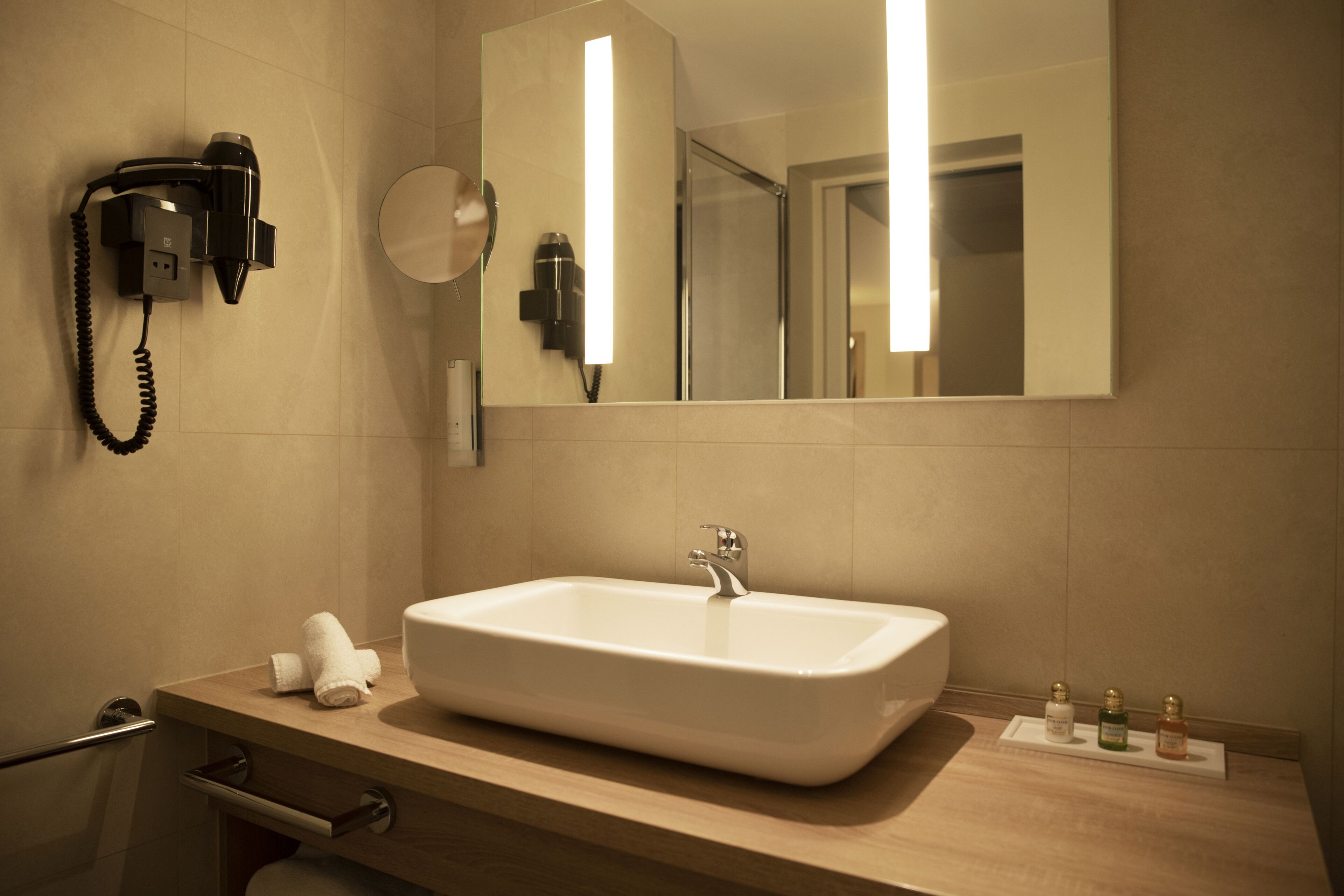 deluxe double room | bathroom | shower, free toiletries, hair dryer, towels