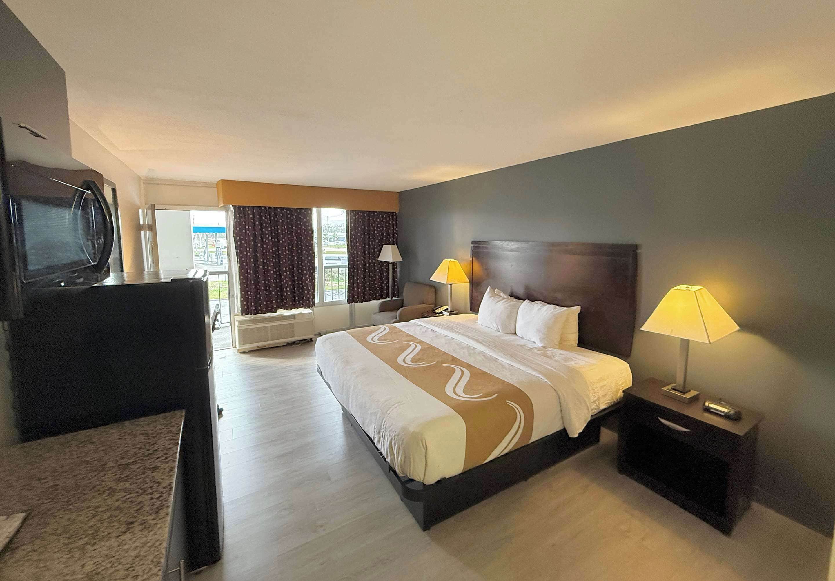 Cubrecamas, colchones con pillow-top y escritorio 