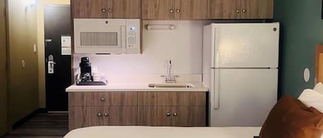 Premium bedding, down comforters, desk, laptop workspace