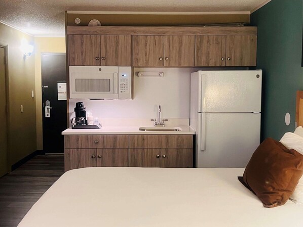 Premium bedding, down comforters, desk, laptop workspace