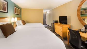 高級寢具、羽絨被、書桌、筆電工作空間