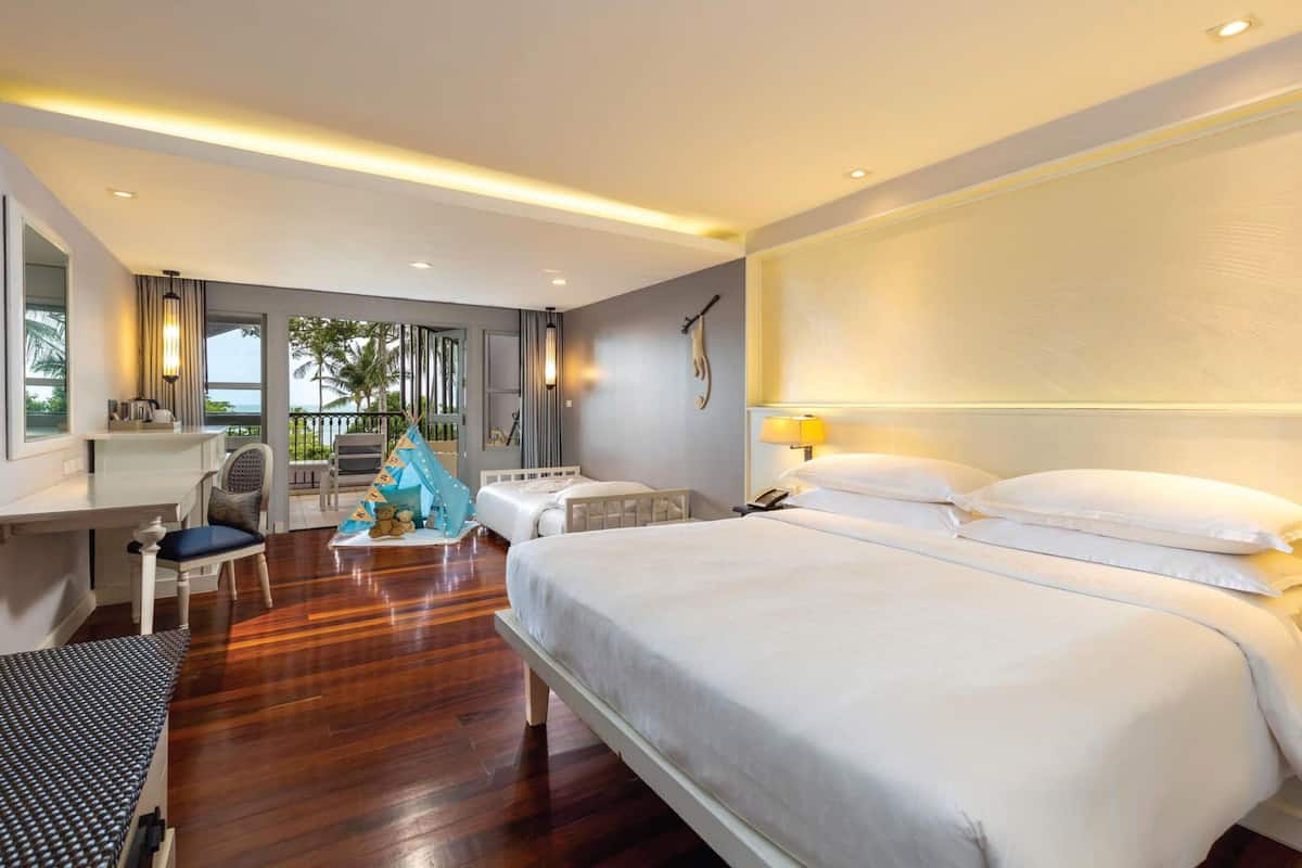 Family Room, 1 King Bed, Non Smoking | 1 bedroom, premium bedding, minibar, in-room safe