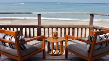 Plage, sable blanc, chaises longues, parasols
