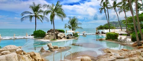 2 piscines extérieures, parasols de plage, chaises longues