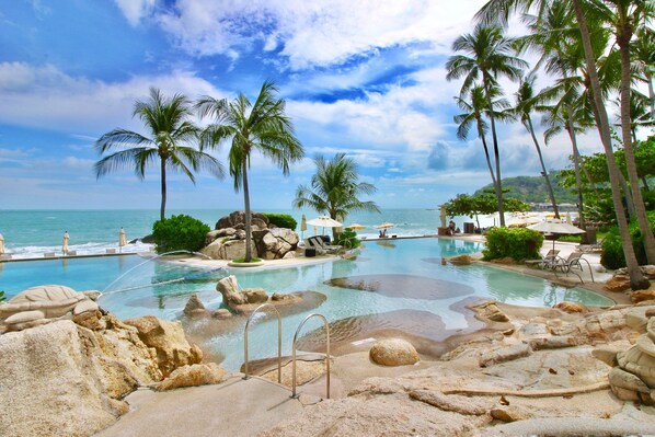 2 piscines extérieures, parasols de plage, chaises longues