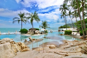 2 室外游泳池,07:00 至 19:00 开放,池畔遮阳伞,日光浴躺椅