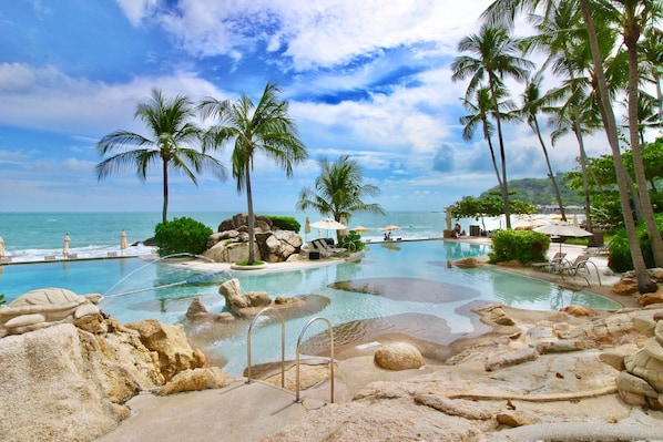 2 buitenzwembaden, parasols voor strand/zwembad