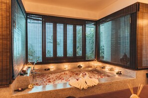 Couples treatment rooms, hot tub, body treatments, aromatherapy